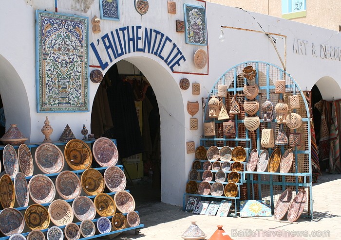 Douz – ir tipisks Tunisijas ciemats tuksnesī: tirdziņos šeit var nopirkt berberu rotaslietas un kamieļu ādas izstrādājumus, iedzīvotāji audzina vēja s 90306