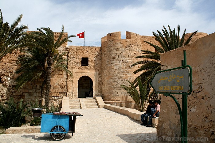 Ghazi Mustapha Fort ir nozīmīgs tūrisma objekts Džerbas salā (Tunisija). Tas tika celts 15.gds., kad sultāns Abu Fares gatavojās cīņai pret spāņu kara Ghazi Mustapha Fort ir nozīmīgs tūrisma objekts Džerbas salā (Tunisija). Tas tika celts 15.gds., kad sultāns Abu Fares gatavojās cīņai pret spāņu kara 90352