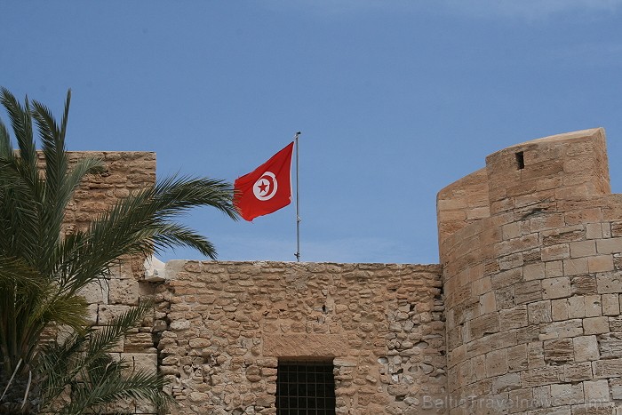 Ghazi Mustapha Fort ir nozīmīgs tūrisma objekts Džerbas salā (Tunisija). Tas tika celts 15.gds., kad sultāns Abu Fares gatavojās cīņai pret spāņu kara Ghazi Mustapha Fort ir nozīmīgs tūrisma objekts Džerbas salā (Tunisija). Tas tika celts 15.gds., kad sultāns Abu Fares gatavojās cīņai pret spāņu kara 90374