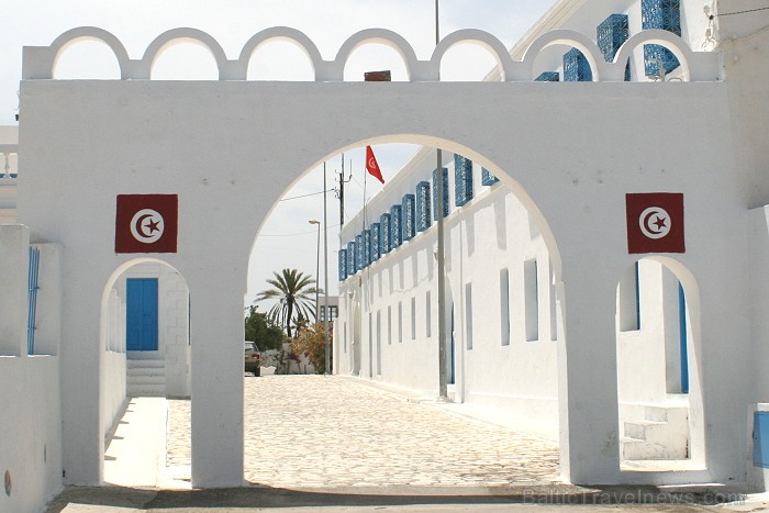 Sinagoga de la Ghriba atrodas Džerbas salā (Tunisijā), nelielā ciematā Er-Riyad. Sinagogā glabājas viens no vecākajiem Toras vīstokļiem pasaulē. Katru 90376