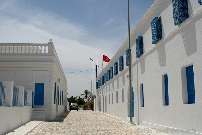 Sinagoga de la Ghriba atrodas Džerbas salā (Tunisijā), nelielā ciematā Er-Riyad. Sinagogā glabājas viens no vecākajiem Toras vīstokļiem pasaulē. Katru 90377
