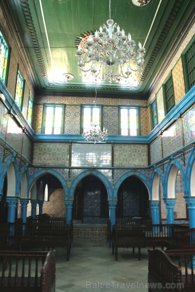 Sinagoga de la Ghriba atrodas Džerbas salā (Tunisijā), nelielā ciematā Er-Riyad. Sinagogā glabājas viens no vecākajiem Toras vīstokļiem pasaulē. Katru 90378