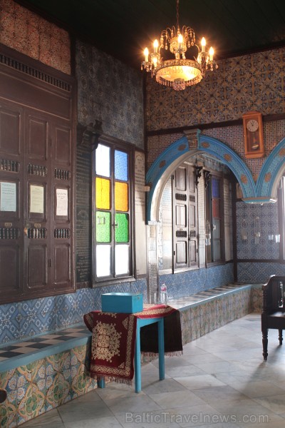 Sinagoga de la Ghriba atrodas Džerbas salā (Tunisijā), nelielā ciematā Er-Riyad. Sinagogā glabājas viens no vecākajiem Toras vīstokļiem pasaulē. Katru Sinagoga de la Ghriba atrodas Džerbas salā (Tunisijā), nelielā ciematā Er-Riyad. Sinagogā glabājas viens no vecākajiem Toras vīstokļiem pasaulē. Katru 90379