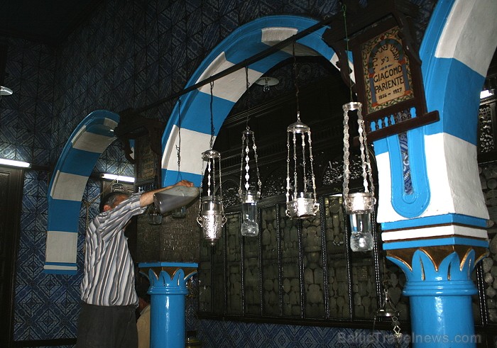 Sinagoga de la Ghriba atrodas Džerbas salā (Tunisijā), nelielā ciematā Er-Riyad. Sinagogā glabājas viens no vecākajiem Toras vīstokļiem pasaulē. Katru 90381