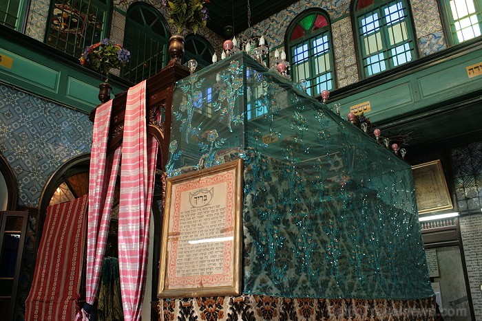 Sinagoga de la Ghriba atrodas Džerbas salā (Tunisijā), nelielā ciematā Er-Riyad. Sinagogā glabājas viens no vecākajiem Toras vīstokļiem pasaulē. Katru Sinagoga de la Ghriba atrodas Džerbas salā (Tunisijā), nelielā ciematā Er-Riyad. Sinagogā glabājas viens no vecākajiem Toras vīstokļiem pasaulē. Katru 90384