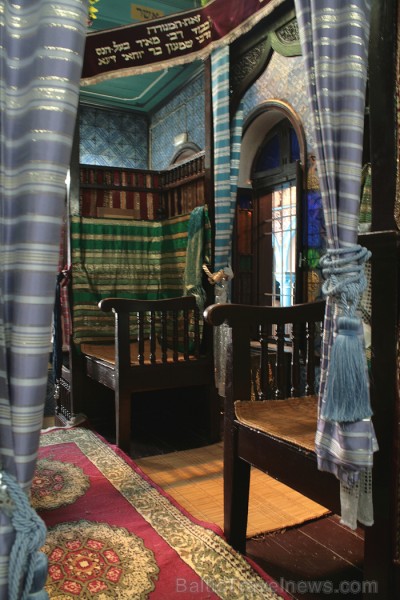 Sinagoga de la Ghriba atrodas Džerbas salā (Tunisijā), nelielā ciematā Er-Riyad. Sinagogā glabājas viens no vecākajiem Toras vīstokļiem pasaulē. Katru 90387