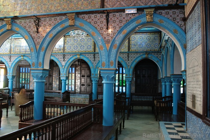 Sinagoga de la Ghriba atrodas Džerbas salā (Tunisijā), nelielā ciematā Er-Riyad. Sinagogā glabājas viens no vecākajiem Toras vīstokļiem pasaulē. Katru 90389