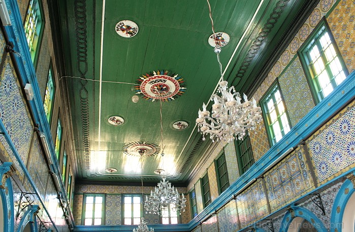 Sinagoga de la Ghriba atrodas Džerbas salā (Tunisijā), nelielā ciematā Er-Riyad. Sinagogā glabājas viens no vecākajiem Toras vīstokļiem pasaulē. Katru Sinagoga de la Ghriba atrodas Džerbas salā (Tunisijā), nelielā ciematā Er-Riyad. Sinagogā glabājas viens no vecākajiem Toras vīstokļiem pasaulē. Katru 90391