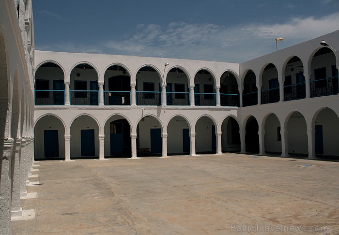 Sinagoga de la Ghriba atrodas Džerbas salā (Tunisijā), nelielā ciematā Er-Riyad. Sinagogā glabājas viens no vecākajiem Toras vīstokļiem pasaulē. Katru 90392