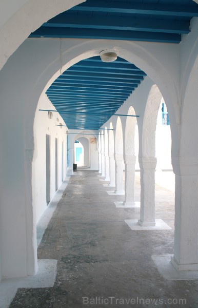 Sinagoga de la Ghriba atrodas Džerbas salā (Tunisijā), nelielā ciematā Er-Riyad. Sinagogā glabājas viens no vecākajiem Toras vīstokļiem pasaulē. Katru 90393