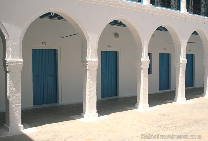 Sinagoga de la Ghriba atrodas Džerbas salā (Tunisijā), nelielā ciematā Er-Riyad. Sinagogā glabājas viens no vecākajiem Toras vīstokļiem pasaulē. Katru Sinagoga de la Ghriba atrodas Džerbas salā (Tunisijā), nelielā ciematā Er-Riyad. Sinagogā glabājas viens no vecākajiem Toras vīstokļiem pasaulē. Katru 90394
