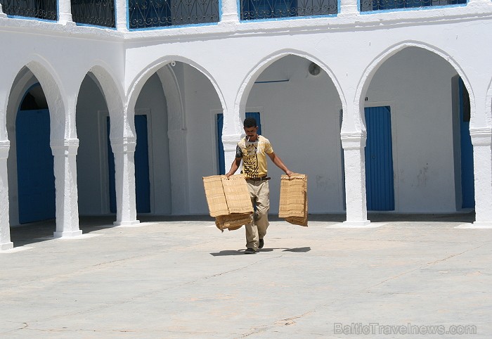 Sinagoga de la Ghriba atrodas Džerbas salā (Tunisijā), nelielā ciematā Er-Riyad. Sinagogā glabājas viens no vecākajiem Toras vīstokļiem pasaulē. Katru Sinagoga de la Ghriba atrodas Džerbas salā (Tunisijā), nelielā ciematā Er-Riyad. Sinagogā glabājas viens no vecākajiem Toras vīstokļiem pasaulē. Katru 90398