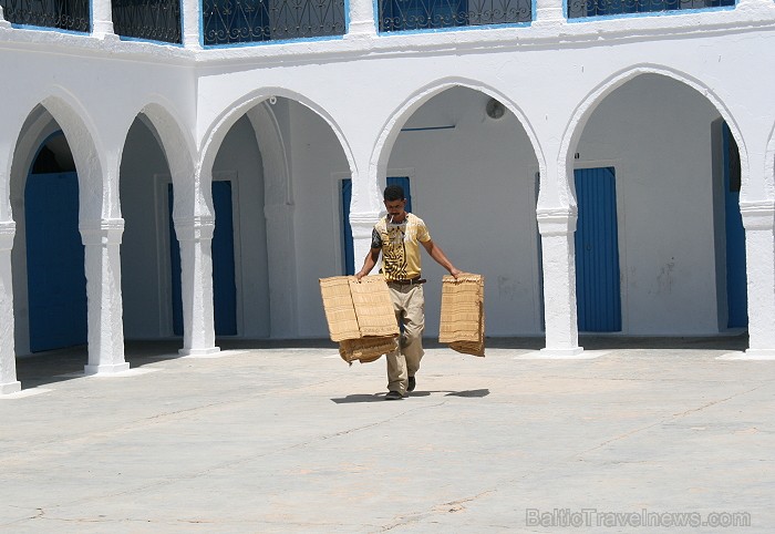 Sinagoga de la Ghriba atrodas Džerbas salā (Tunisijā), nelielā ciematā Er-Riyad. Sinagogā glabājas viens no vecākajiem Toras vīstokļiem pasaulē. Katru 90398