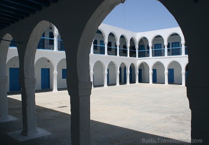 Sinagoga de la Ghriba atrodas Džerbas salā (Tunisijā), nelielā ciematā Er-Riyad. Sinagogā glabājas viens no vecākajiem Toras vīstokļiem pasaulē. Katru 90399