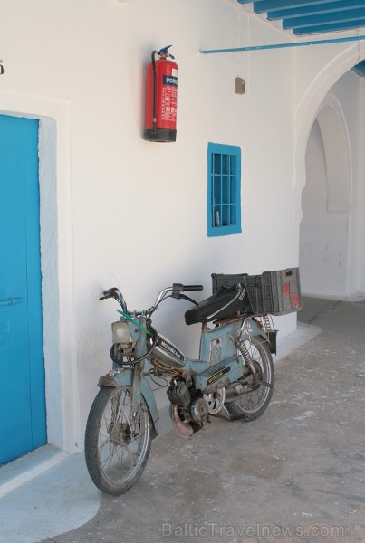 Sinagoga de la Ghriba atrodas Džerbas salā (Tunisijā), nelielā ciematā Er-Riyad. Sinagogā glabājas viens no vecākajiem Toras vīstokļiem pasaulē. Katru 90400