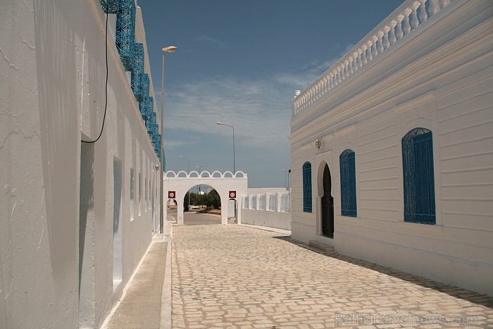 Sinagoga de la Ghriba atrodas Džerbas salā (Tunisijā), nelielā ciematā Er-Riyad. Sinagogā glabājas viens no vecākajiem Toras vīstokļiem pasaulē. Katru 90402