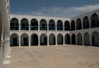 Sinagoga de la Ghriba atrodas Džerbas salā (Tunisijā), nelielā ciematā Er-Riyad. Sinagogā glabājas viens no vecākajiem Toras vīstokļiem pasaulē. Katru 17