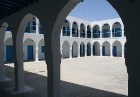 Sinagoga de la Ghriba atrodas Džerbas salā (Tunisijā), nelielā ciematā Er-Riyad. Sinagogā glabājas viens no vecākajiem Toras vīstokļiem pasaulē. Katru 24