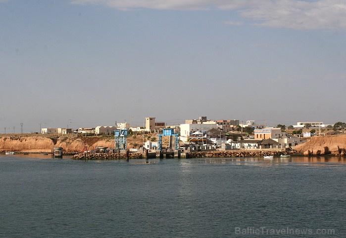 Pēc viesošanās uz Tunisijas lielākās salas Džerba, no Ajim ostas ar prāmji dodamies atpakaļ uz kontinentu, lai turpinātu apceļot dienvidu Tunisiju. Nā 90474
