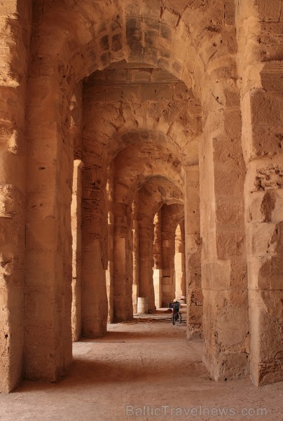 Mazā Tunisijas pilsētā El-Jem atrodas liels un slavens kolizejs. Tas tika uzcelts pirms 1800 gadiem. Tieši šajā kolizejā tika uzņemta slavena Holivuda 90483