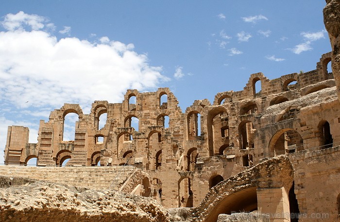 Mazā Tunisijas pilsētā El-Jem atrodas liels un slavens kolizejs. Tas tika uzcelts pirms 1800 gadiem. Tieši šajā kolizejā tika uzņemta slavena Holivuda Mazā Tunisijas pilsētā El-Jem atrodas liels un slavens kolizejs. Tas tika uzcelts pirms 1800 gadiem. Tieši šajā kolizejā tika uzņemta slavena Holivuda 90484