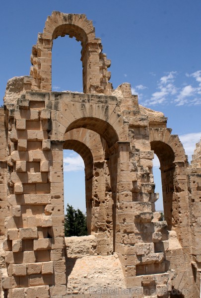 Mazā Tunisijas pilsētā El-Jem atrodas liels un slavens kolizejs. Tas tika uzcelts pirms 1800 gadiem. Tieši šajā kolizejā tika uzņemta slavena Holivuda 90486