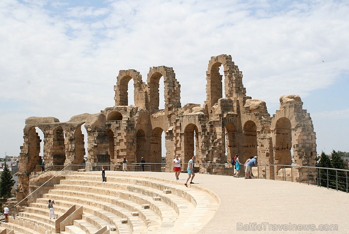 Mazā Tunisijas pilsētā El-Jem atrodas liels un slavens kolizejs. Tas tika uzcelts pirms 1800 gadiem. Tieši šajā kolizejā tika uzņemta slavena Holivuda 90488