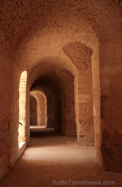 Mazā Tunisijas pilsētā El-Jem atrodas liels un slavens kolizejs. Tas tika uzcelts pirms 1800 gadiem. Tieši šajā kolizejā tika uzņemta slavena Holivuda 90489