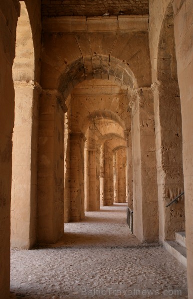 Mazā Tunisijas pilsētā El-Jem atrodas liels un slavens kolizejs. Tas tika uzcelts pirms 1800 gadiem. Tieši šajā kolizejā tika uzņemta slavena Holivuda 90494