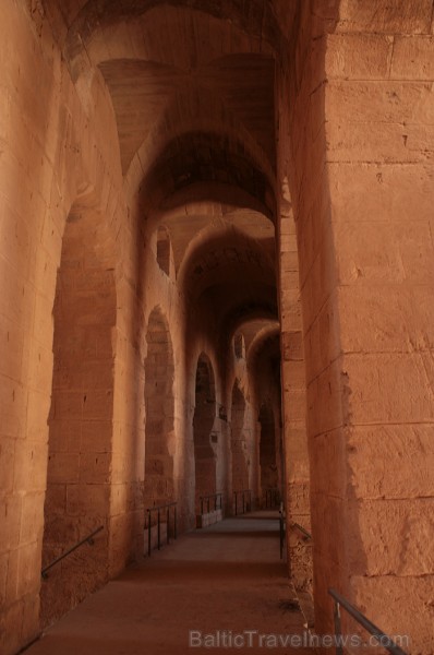 Mazā Tunisijas pilsētā El-Jem atrodas liels un slavens kolizejs. Tas tika uzcelts pirms 1800 gadiem. Tieši šajā kolizejā tika uzņemta slavena Holivuda 90495