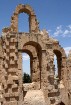 Mazā Tunisijas pilsētā El-Jem atrodas liels un slavens kolizejs. Tas tika uzcelts pirms 1800 gadiem. Tieši šajā kolizejā tika uzņemta slavena Holivuda 9