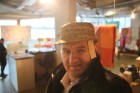 BalticTravelnews.com direktors Aivars Mackevičs Austrumlatvijas radošo pakalpojumu centrā «Zeimuļs» piemēra jaunu cepuri pavasarim 98