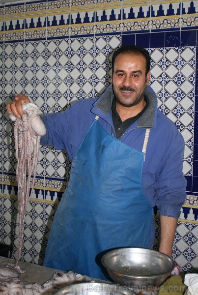 Dodies Tunisijas kolorīta meklējumos uz Mahdijas pilsētas vietējo ostas tirdziņu 90626