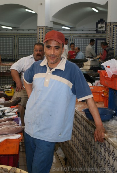 Dodies Tunisijas kolorīta meklējumos uz Mahdijas pilsētas vietējo ostas tirdziņu 90639