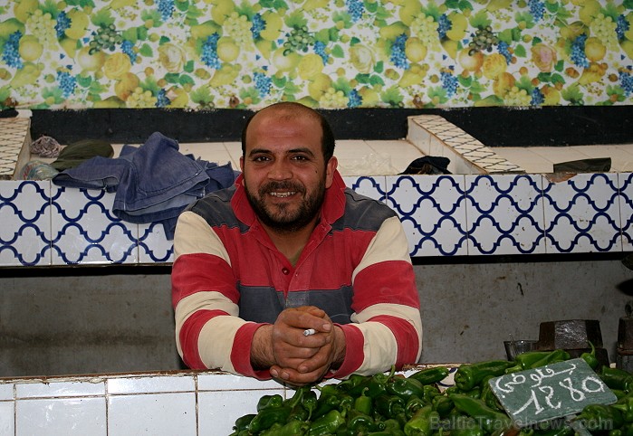 Dodies Tunisijas kolorīta meklējumos uz Mahdijas pilsētas vietējo ostas tirdziņu 90658