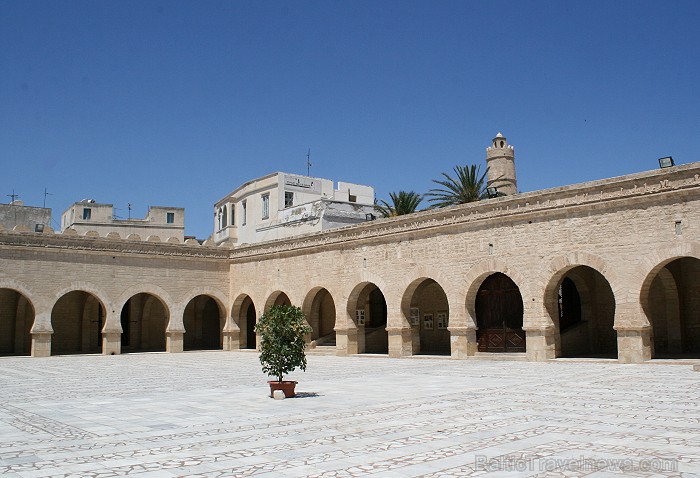 Susa ir Tunisijas trešā lielākā pilsēta. Tās vecpilsēta atrodas aiz 2 km garas aizsargsienas, kura tika uzcelta 859. gadā. Vecpilsēta ir iekļauta UNES 90703