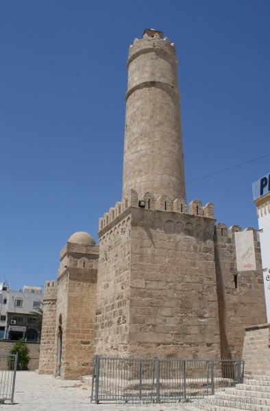 Susa ir Tunisijas trešā lielākā pilsēta. Tās vecpilsēta atrodas aiz 2 km garas aizsargsienas, kura tika uzcelta 859. gadā. Vecpilsēta ir iekļauta UNES 90713