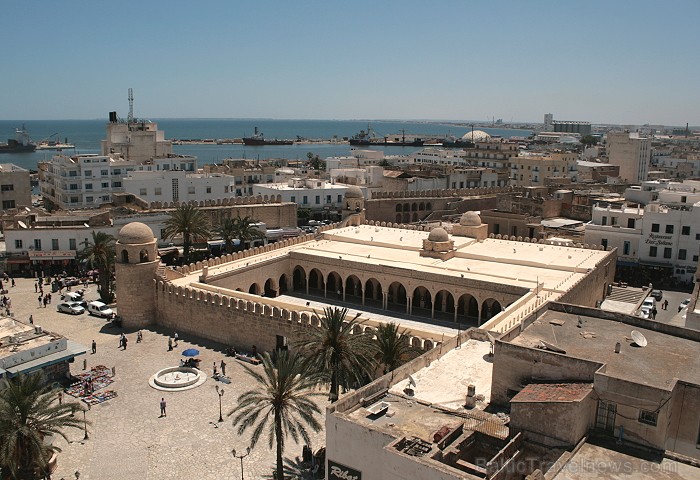 Susa ir Tunisijas trešā lielākā pilsēta. Tās vecpilsēta atrodas aiz 2 km garas aizsargsienas, kura tika uzcelta 859. gadā. Vecpilsēta ir iekļauta UNES 90721