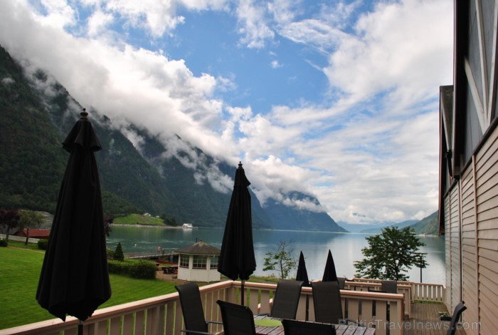 Sognefjords ir pats garākais fjords pasaulē un tiek saukts par fjordu karali. Tas ir 219 kilometru garš, sešus kilometrus plats un līdz pat 1308 metru Sognefjords ir pats garākais fjords pasaulē un tiek saukts par fjordu karali. Tas ir 219 kilometru garš, sešus kilometrus plats un līdz pat 1308 metru 90841