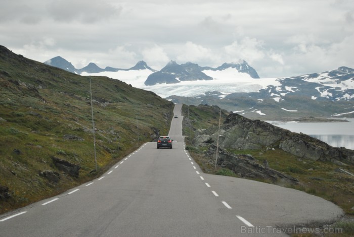 Sognefjords ir pats garākais fjords pasaulē un tiek saukts par fjordu karali. Tas ir 219 kilometru garš, sešus kilometrus plats un līdz pat 1308 metru 90843