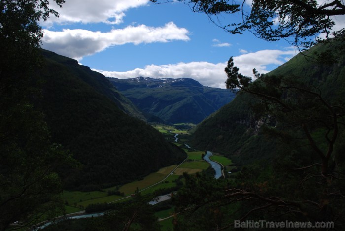 Sognefjords ir pats garākais fjords pasaulē un tiek saukts par fjordu karali. Tas ir 219 kilometru garš, sešus kilometrus plats un līdz pat 1308 metru 90844