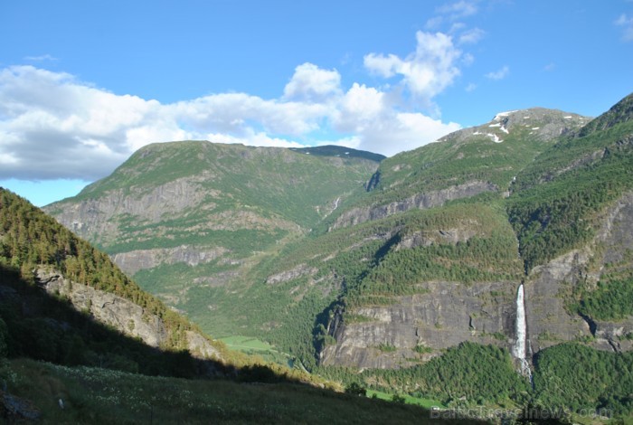 Sognefjords ir pats garākais fjords pasaulē un tiek saukts par fjordu karali. Tas ir 219 kilometru garš, sešus kilometrus plats un līdz pat 1308 metru 90848
