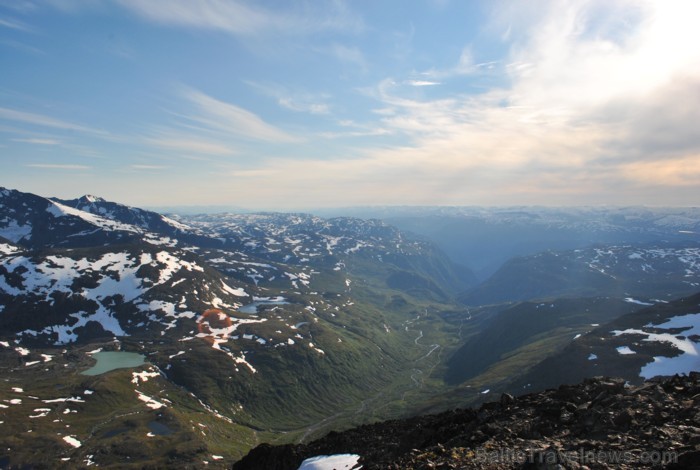Sognefjords ir pats garākais fjords pasaulē un tiek saukts par fjordu karali. Tas ir 219 kilometru garš, sešus kilometrus plats un līdz pat 1308 metru 90851