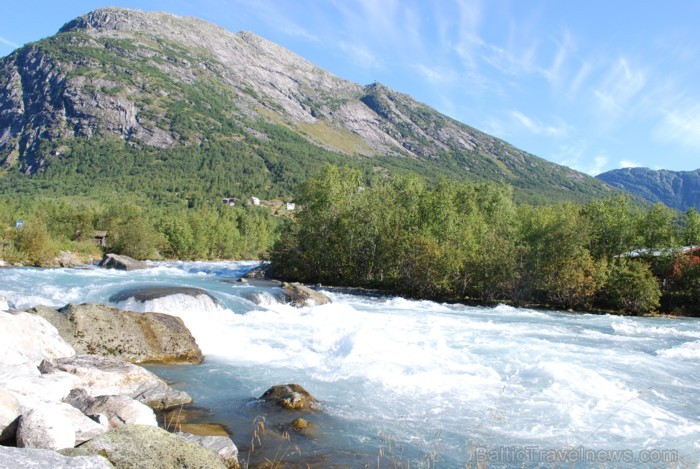Sognefjords ir pats garākais fjords pasaulē un tiek saukts par fjordu karali. Tas ir 219 kilometru garš, sešus kilometrus plats un līdz pat 1308 metru 90855