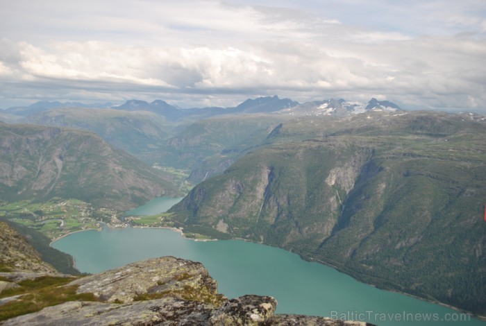 Sognefjords ir pats garākais fjords pasaulē un tiek saukts par fjordu karali. Tas ir 219 kilometru garš, sešus kilometrus plats un līdz pat 1308 metru 90857