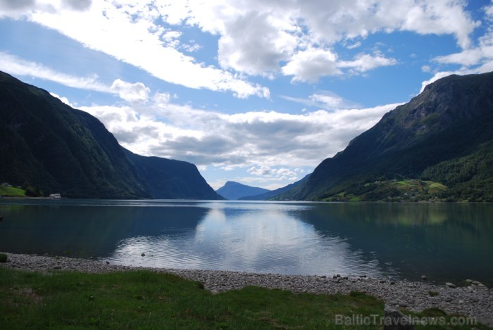 Sognefjords ir pats garākais fjords pasaulē un tiek saukts par fjordu karali. Tas ir 219 kilometru garš, sešus kilometrus plats un līdz pat 1308 metru 90858