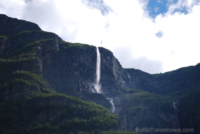 Sognefjords ir pats garākais fjords pasaulē un tiek saukts par fjordu karali. Tas ir 219 kilometru garš, sešus kilometrus plats un līdz pat 1308 metru 90859