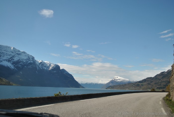 Sognefjords ir pats garākais fjords pasaulē un tiek saukts par fjordu karali. Tas ir 219 kilometru garš, sešus kilometrus plats un līdz pat 1308 metru 90860