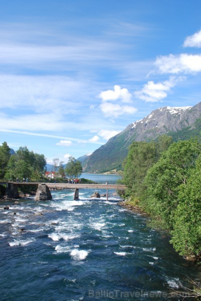 Sognefjords ir pats garākais fjords pasaulē un tiek saukts par fjordu karali. Tas ir 219 kilometru garš, sešus kilometrus plats un līdz pat 1308 metru 90861
