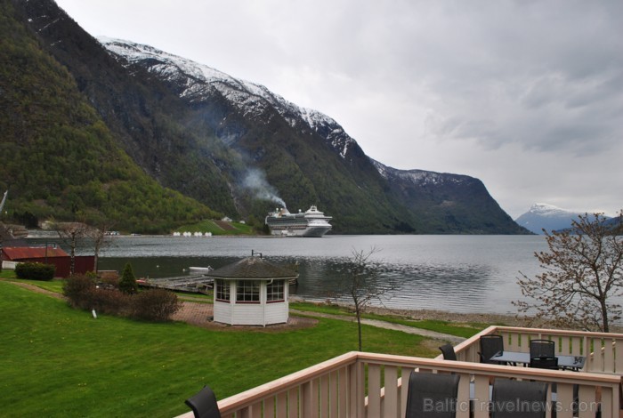 Sognefjords ir pats garākais fjords pasaulē un tiek saukts par fjordu karali. Tas ir 219 kilometru garš, sešus kilometrus plats un līdz pat 1308 metru 90863